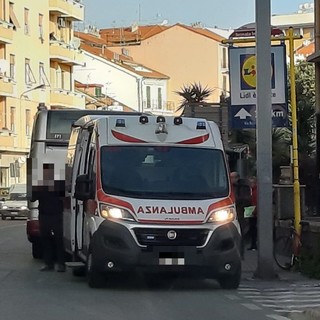 Cade sull'autobus a Vado Ligure: donna trasportata in ospedale (FOTO)