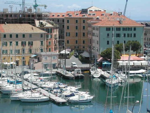 Carenza di parcheggi in Darsena, commercianti e savonesi in difficoltà: &quot;Disdette ogni weekend, è un problema&quot;