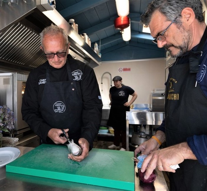 Alassio Festival Cucina con i fiori: l’Ittiturismo Isola del Porto di Alassio propone l'emozione del sapore del mare intrecciata con i fiori eduli seduti comodamente in barca.