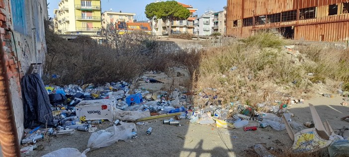 Agli ex cantieri Solimano di Savona ancora degrado, bivacchi e accampamenti abusivi