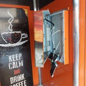 Savona, proseguono i raid vandalici: saccheggiato il distributore automatico di via S.G.Bosco (FOTO)