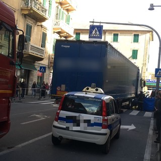 Donna investita ad Albisola: camion sotto sequestro, il conducente indagato per omicidio colposo