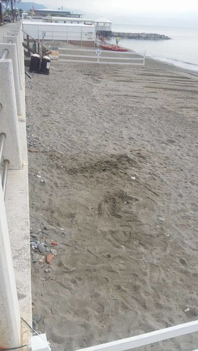 Sempre meno servizi nelle spiagge libere ad Albenga