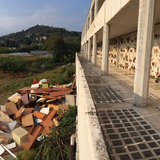 Savona, è discarica abusiva al cimitero dopo l’interruzione del servizio di FG Riciclaggi