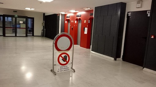 Il cartello &quot;vietato l'accesso&quot; posto al terzo piano del Palazzo di Giustizia di Genova