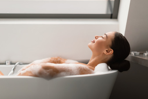 I benefici del bagno nella vasca idromassaggio: relax e terapia a casa propria