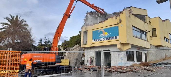 Al via la demolizione dell'ex piscina di via Trento e Trieste, diventerà uno skate park