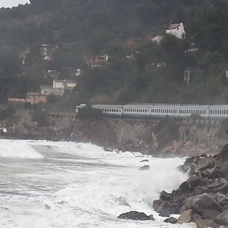 Assoutenti sul piede di guerra per alcuni pendolari che rischiano il posto per la frana sulla ferrovia tra Andora e Cervo