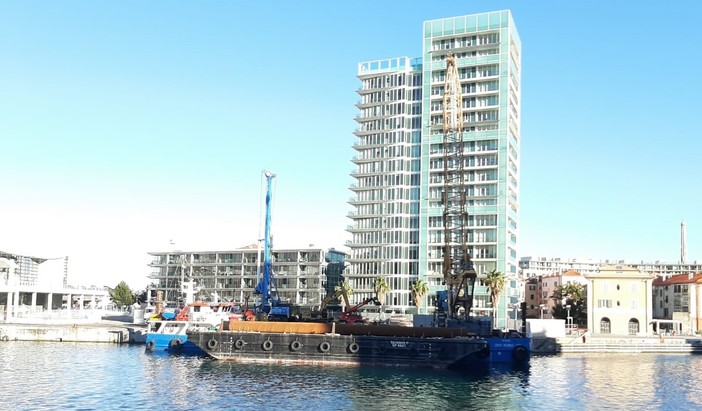 Lavori di dragaggio in porto a Savona, la lamentela di una cittadina: &quot;Il pavimento e le finestre tremano, siamo preoccupati&quot;