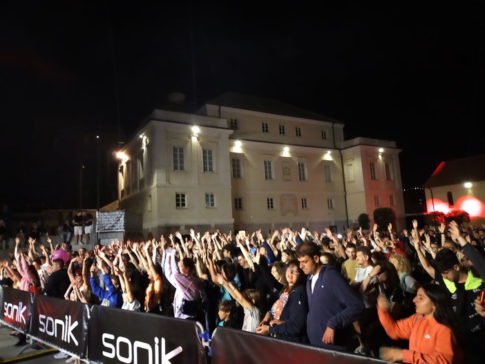 Andora, in 2.500 ai giardini Tagliaferro a ballare per lo spettacolo di Dj Sonik