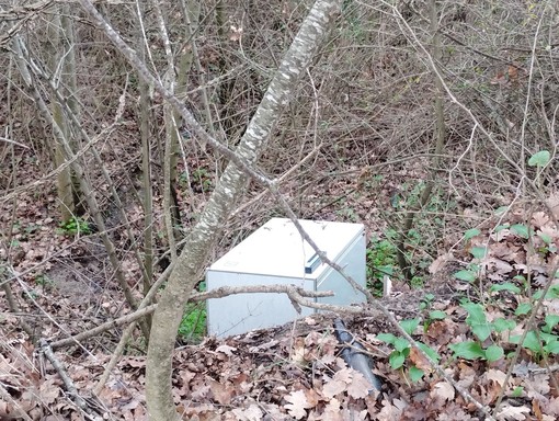 Discarica a cielo aperto ai piedi a Loano. Aisa: &quot;Abbandonarli tra la vegetazione è un comportamento incivile, che puo' causare danni&quot;