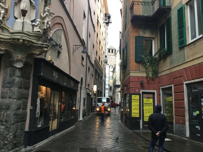 Savona, chiusa momentaneamente via Pia, lato piazza della Maddalena