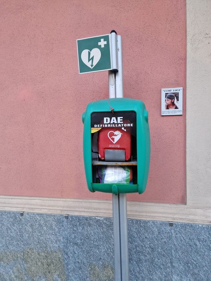 Savona, vandalizzata nuovamente la bacheca del defibrillatore di Zinola (FOTO)