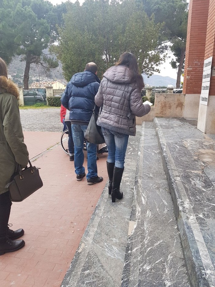 Albenga: &quot;super code&quot; per il voto e disagi per i disabili (FOTO)