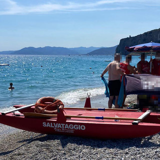 Finale, malore durante una nuotata: recuperato senza vita dai bagnini un anziano turista