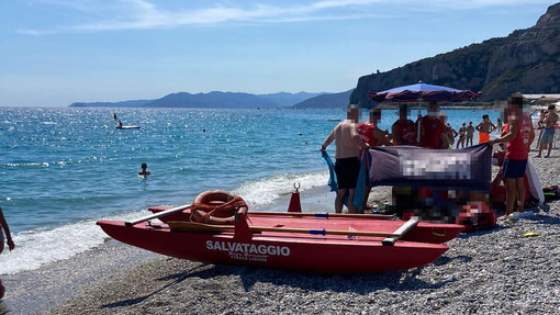 Finale, malore durante una nuotata: recuperato senza vita dai bagnini un anziano turista