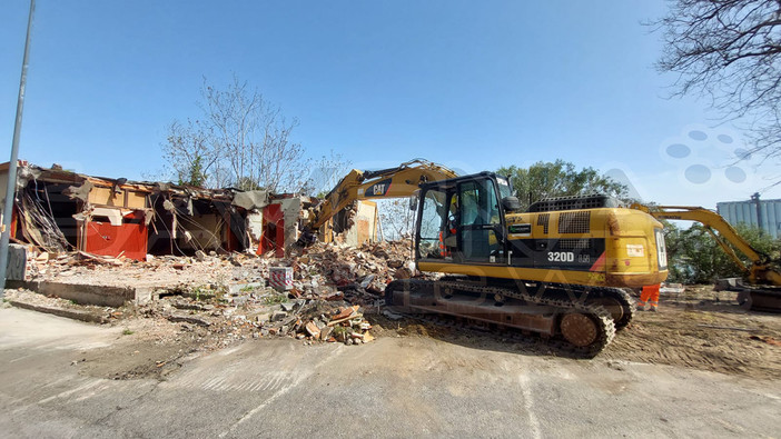 Savona, scattata la demolizione dell'ex Lady Moon: ruspa al lavoro (FOTO E VIDEO)