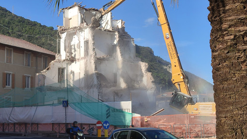 Tenaglie e ruspe in azione: Finale saluta per sempre l'ex Hotel Regina