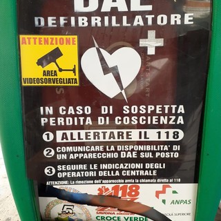 Savona, vandalizzata la bacheca del defibrillatore di Piazza Sisto: &quot;Gesti che fanno male&quot;