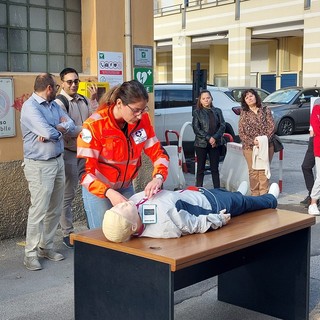 Savona, inaugurati due defibrillatori in memoria dei dipendenti Ata Giovanni Mora e Roberto Ravazzini (FOTO)