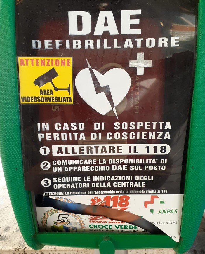 Savona, vandalizzata la bacheca del defibrillatore di Piazza Sisto: &quot;Gesti che fanno male&quot;