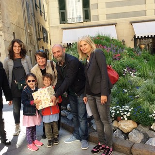 I bimbi delle scuole decorano le vetrine con i disegni per &quot;Fior d'Albenga&quot;