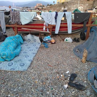 Savona, degrado nella spiaggia sottostante il Priamar