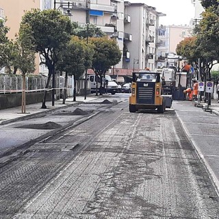 Albissola, scattano i lavori di rifacimento dell'asfalto in Viale e Piazza Liguria (FOTO)