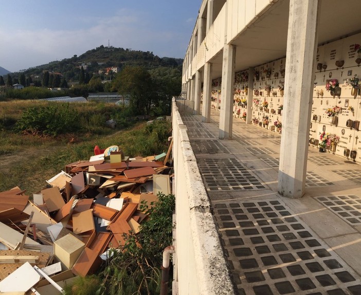 Savona, è discarica abusiva al cimitero dopo l’interruzione del servizio di FG Riciclaggi