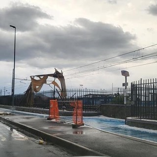 Maltempo, cabine dei bagni finiscono sui binari: interrotta la linea ferroviaria tra Chiavari e Sestri Levante