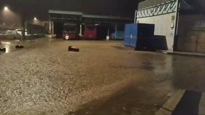 Alluvione a Cairo, sotto l'acqua anche il deposito di Tpl Linea (FOTO e VIDEO)