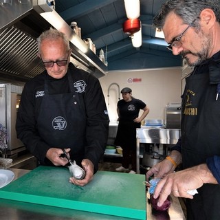 Alassio Festival Cucina con i fiori: l’Ittiturismo Isola del Porto di Alassio propone l'emozione del sapore del mare intrecciata con i fiori eduli seduti comodamente in barca.