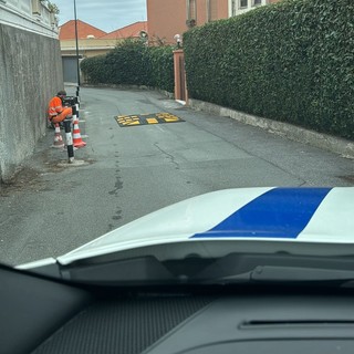 Varazze, installati nuovi paletti in via Villagrande e dossi in via Cavetto (FOTO)