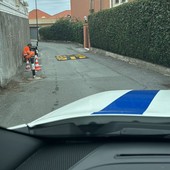 Varazze, installati nuovi paletti in via Villagrande e dossi in via Cavetto (FOTO)