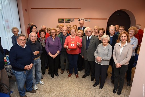 Alassio, un defibrillatore per il centro anziani &quot;L'Isola che c'è&quot;