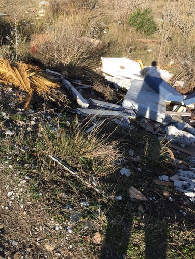 Albenga, discarica a cielo aperto nell'alveo del fiume Centa