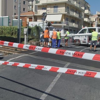 Loano, furgone scardina la sbarra del passaggio a livello di viale Libia