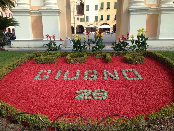 Finale Ligure, il datario di Piazza dei cannoni si rinnova in occasione di San Pietro