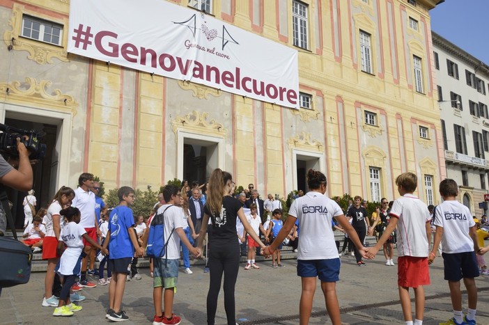 Giocattoli in piazza De Andrè per i bambini sfollati del ponte Morandi