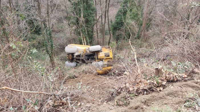 Dumper esce di strada e si ribalta: paura a Stella ma il conducente ne esce illeso