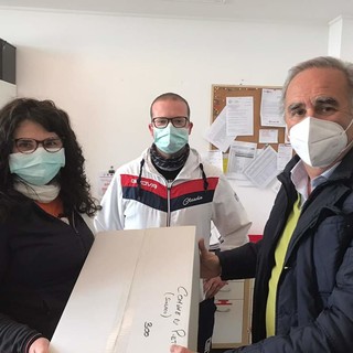 Coronavirus, il sindaco Luigi De Vincenzi consegna 300 mascherine a Pietra Soccorso: &quot;Grazie per tutto quello che fate&quot;