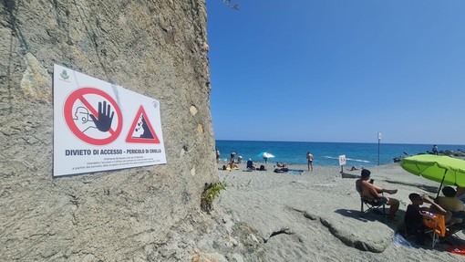 Spiaggia libera interdetta ad Albisola, divieti non rispettati. Il sindaco: &quot;I cartelli e l'ordinanza parlano chiaro&quot;