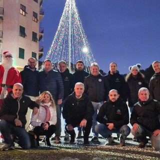 Albisola Superiore, la Protezione Civile &quot;illumina&quot; il Natale: donate, insieme all'assessore Sprio, alcune luminarie