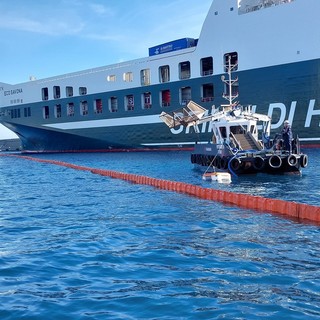 Incendio nella sala macchine e sversamento di inquinanti in mare: simulazione nel porto di Savona (FOTO e VIDEO)