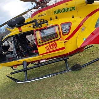 Cade in moto nella zona delle Tagliate: centauro in codice giallo al Santa Corona