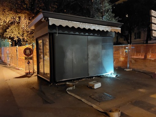 Spostamento dell'edicola di Piazza Diaz a Savona, si rompe un'anta, slitta il trasloco (FOTO)