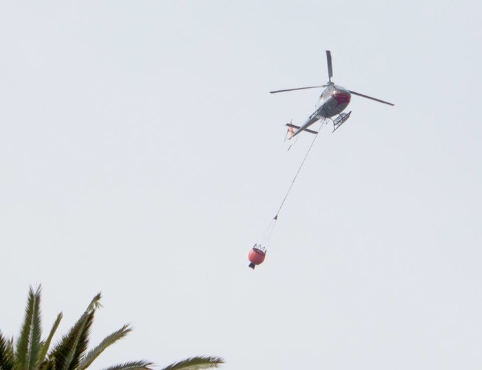 Finale Ligure: incendio in località San Bernardino. Arriva l'elicottero