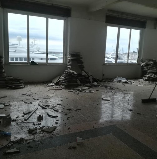 Ex cantieri Baglietto a Varazze, via alle operazioni di &quot;strip out&quot;: a fine aprile la demolizione della palazzina (FOTO)