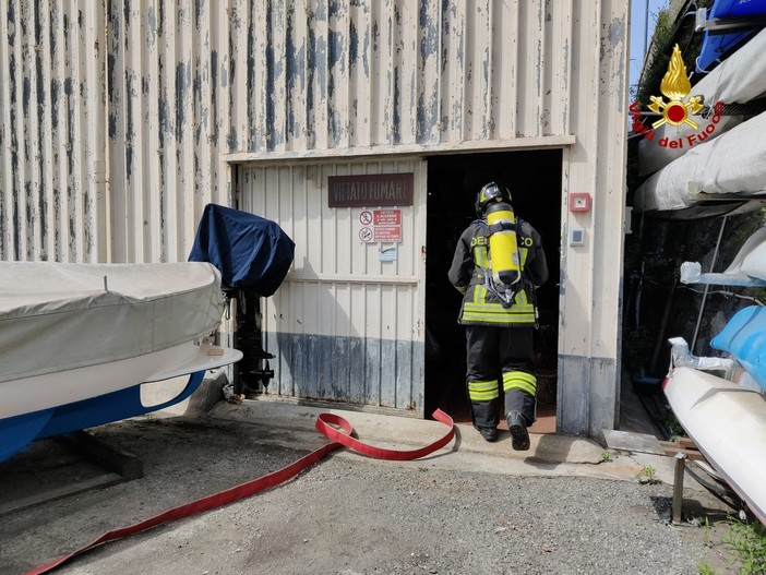 Incendio in un capannone di rimessaggio delle barche: scatta l'esercitazione della Guardia Costiera a Savona