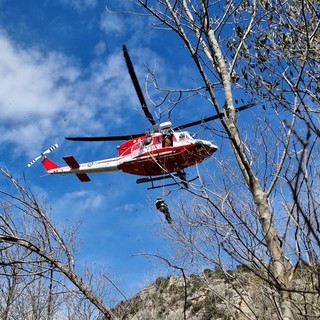 Escursionista cade nei sentieri del finalese, al pronto soccorso con l'elisoccorso in codice giallo